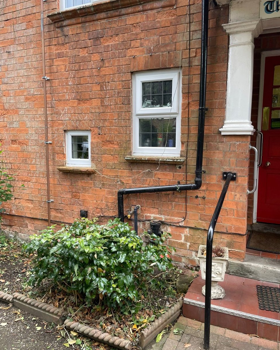 BossBeechwood's tweet image. Ivy removal in action 🌿✨ While it can add character, ivy can also weaken walls, trap moisture, and damage brickwork over time. That’s why professional removal is key to protecting your property. #BeechwoodTeam #TreeSurgery #Landscaping