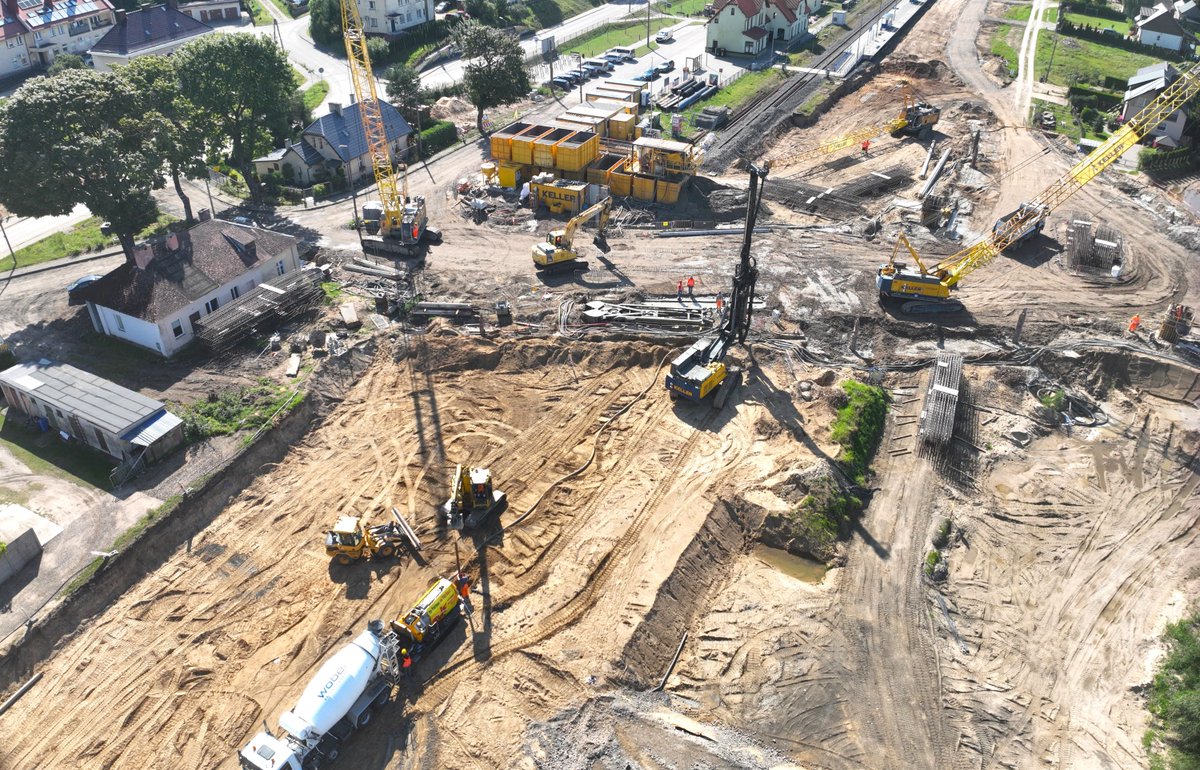 Każdego dnia kilkaset osób i kilkadziesiąt specjalistycznych maszyn przebudowuje trasę Kościerzyna – Somonino – Gdańsk.  🏗️ Modernizacja linii nr 201 to aktualnie największa inwestycja PLK SA w #Pomorskie.

✅ Gruntowną przemianę przejdzie stacja Kościerzyna 👉 po zakończeniu