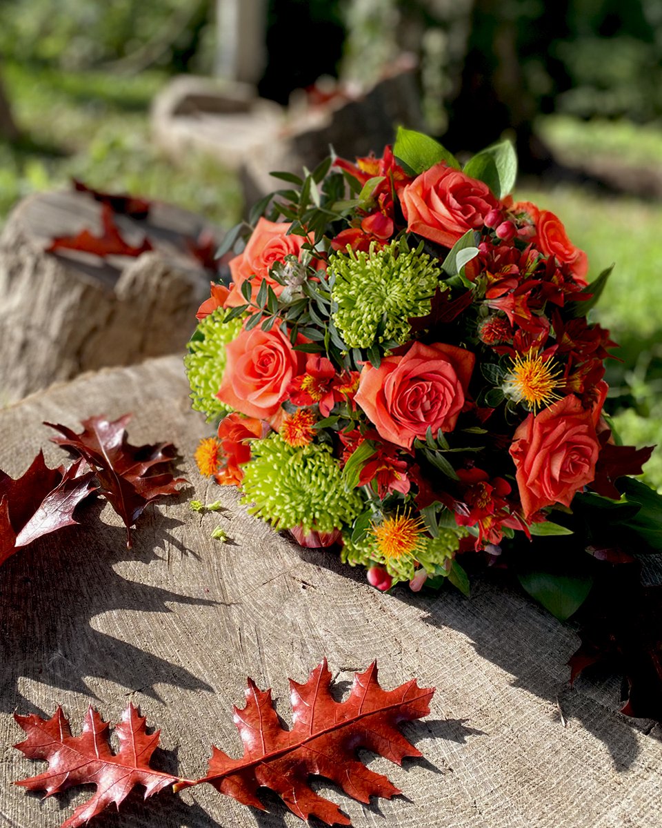 🍂 End the week in style! Our #Autumn Punch bouquet, filled with orange roses, amber-hued alstroemeria, and green chrysanthemums, is the perfect accompaniment to a cosy evening in!
 Shop Now: bit.ly/3Qg3XQd