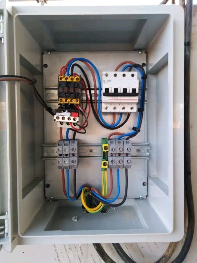 sharifambition's tweet image. Flow: 
Supply → Contactor w/ parallel SPD → Breaker → Terminals → Load.
#ElectricalEngineering #CircuitProtection #PowerDistribution #Engineering