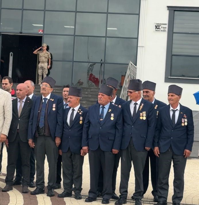 Iğdır'daki Gaziler Günü etkinliğinde, protokole şemsiye tutulurken gaziler yağmur altında bekletildi.