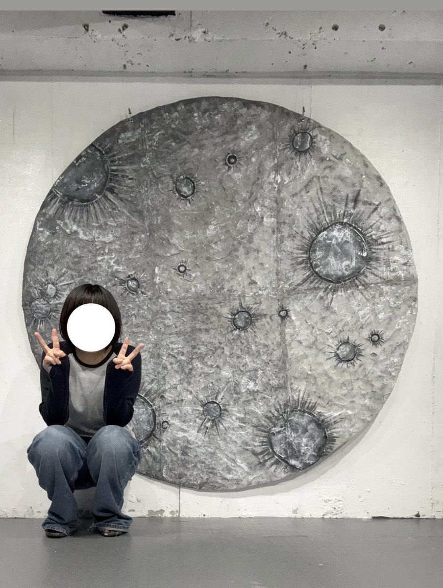 2kadode's tweet photo. 月作りました。
どんな漫才も宇宙漫才になってしまうし、
どんなコントも宇宙コントになってしまいますが
怒らないでください。
期間限定なので楽しんでくれたら嬉しいです。

★お月見GRIP  9/19(金)～10/5(日) https://t.co/eD6obgy9CW
