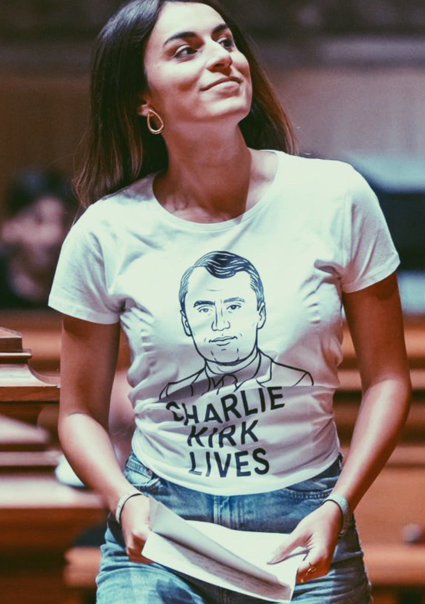 Lembram-se quando o Chunga fez uma gritaria no Parlamento por causa da t-shirt da deputada do PAN. Foi há 1 ano...
Pelo menos a t-shirt do PAN era contra as touradas em Portugal.