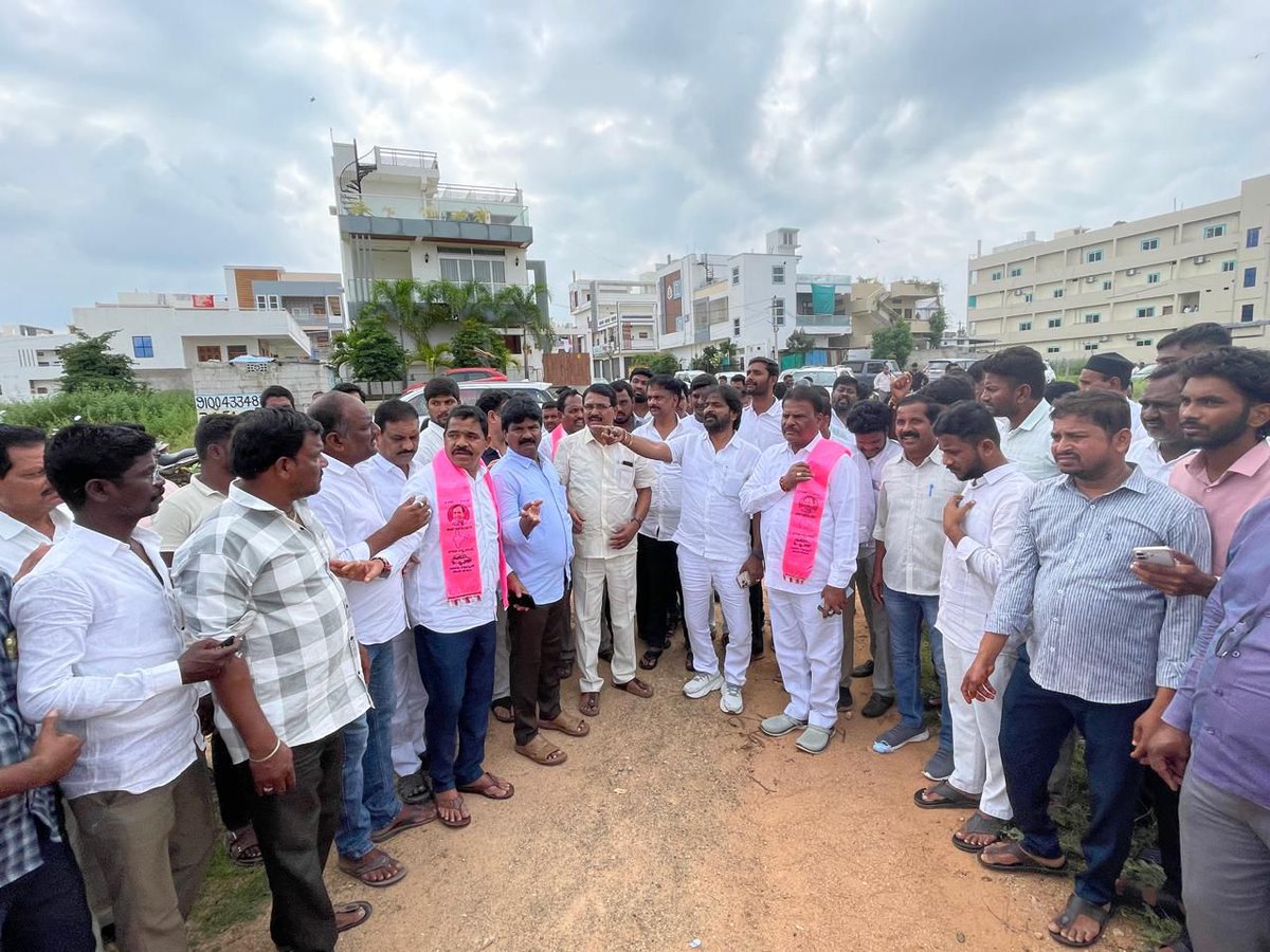నాగర్ కర్నూల్ జిల్లా అచ్చంపేట నియోజకవర్గ కేంద్రంలో సెప్టెంబర్ 28వ తేదీన BRS పార్టీ కార్యనిర్వహక అధ్యక్షులు కేటీఆర్ గారు రానున్న నేపథ్యంలో మాజీ మంత్రులు వి శ్రీనివాస్ గౌడ్ గారు, నిరంజన్ రెడ్డి, మాజీ ఎమ్మెల్యేలు మర్రి జనార్ధన్ రెడ్డి, జైపాల్ యాదవ్ గారు స్థానిక నాయకులతో కలిసి మీడియా