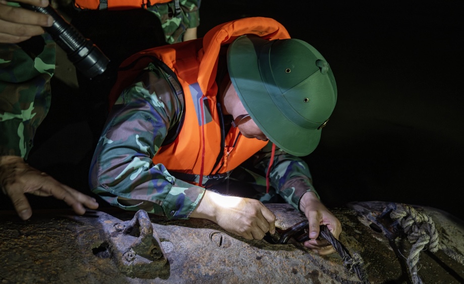 CCTVAsiaPacific's tweet image. According to VnExpress, 2 wartime #bombs, each weighing 1.4 tons with intact fuses, were recovered by #Vietnam's engineer corps on Thursday near bridge Long Bien. The bombs were transported to the Bac Ninh firing range and detonated on Friday.
By Wang Yuezhou, Pics via VnExpress