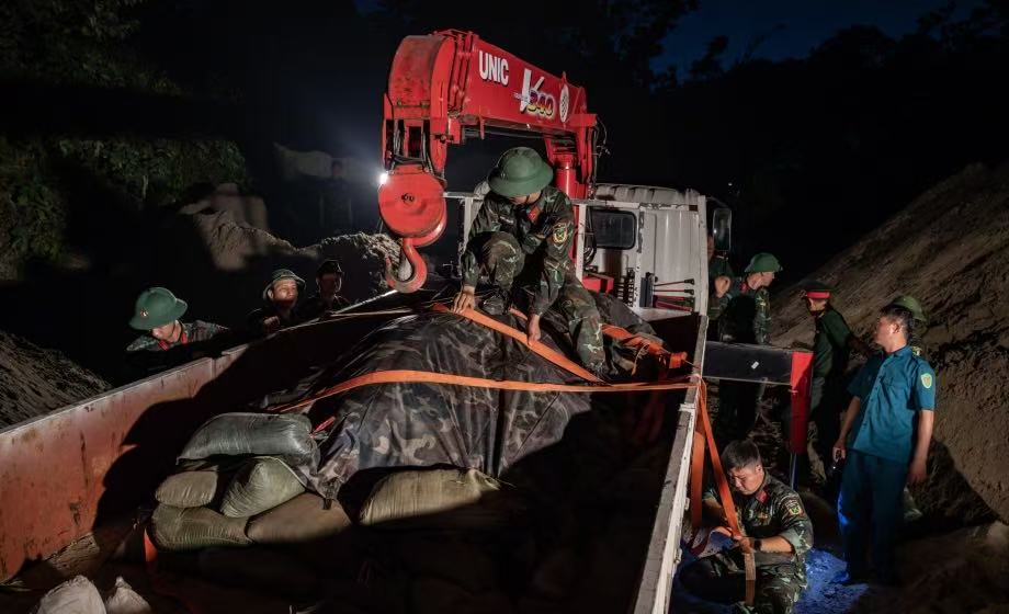 CCTVAsiaPacific's tweet image. According to VnExpress, 2 wartime #bombs, each weighing 1.4 tons with intact fuses, were recovered by #Vietnam's engineer corps on Thursday near bridge Long Bien. The bombs were transported to the Bac Ninh firing range and detonated on Friday.
By Wang Yuezhou, Pics via VnExpress