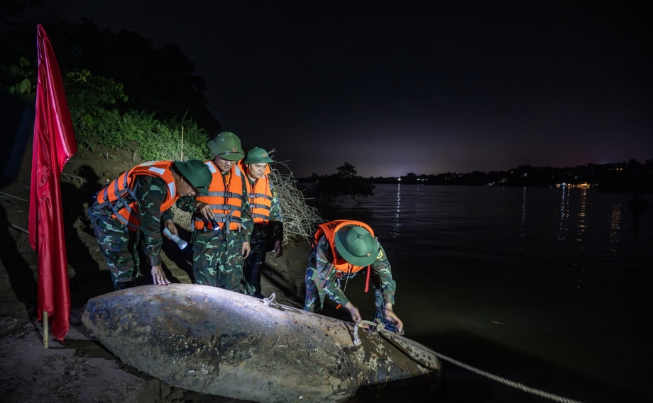 CCTVAsiaPacific's tweet image. According to VnExpress, 2 wartime #bombs, each weighing 1.4 tons with intact fuses, were recovered by #Vietnam's engineer corps on Thursday near bridge Long Bien. The bombs were transported to the Bac Ninh firing range and detonated on Friday.
By Wang Yuezhou, Pics via VnExpress