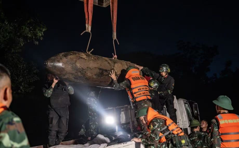 CCTVAsiaPacific's tweet image. According to VnExpress, 2 wartime #bombs, each weighing 1.4 tons with intact fuses, were recovered by #Vietnam's engineer corps on Thursday near bridge Long Bien. The bombs were transported to the Bac Ninh firing range and detonated on Friday.
By Wang Yuezhou, Pics via VnExpress