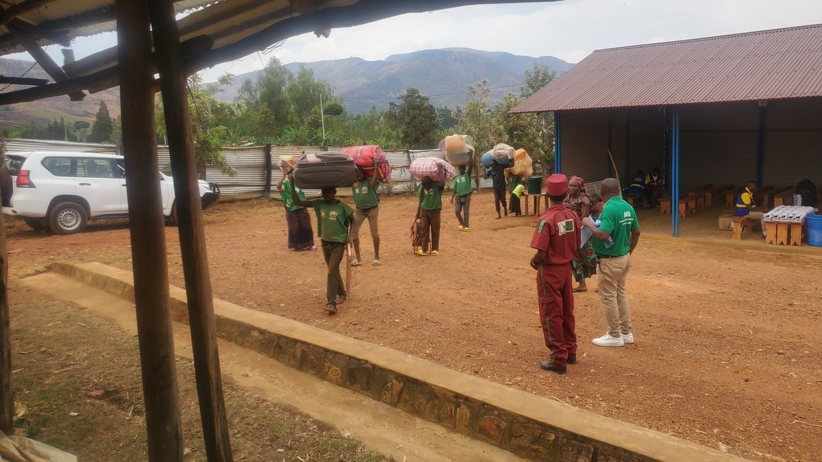AIRDInt's tweet photo. AIRD staff carrying luggage for Burundian returnees after arriving at Nyabitare Transit Center in Ruyigi. The returnees are given meals and registered.
We remain committed to ensuring that every returnee is received with dignity and care.
#AIRDImpact #AIRD #TogetherForHope https://t.co/GBsdM7jYYn