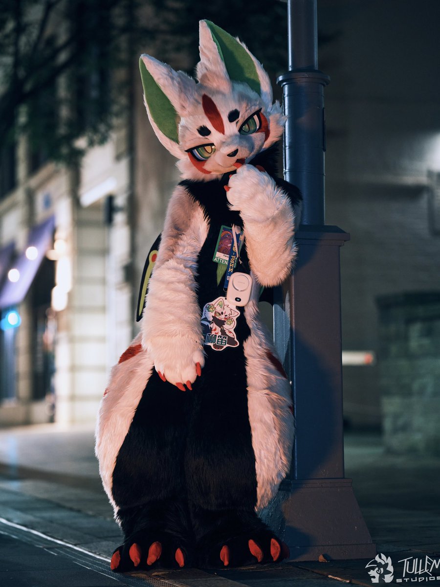 You come here often?

#FursuitFriday
📸: <a href="/tullembrat/">Tullem🔜 AFC</a>