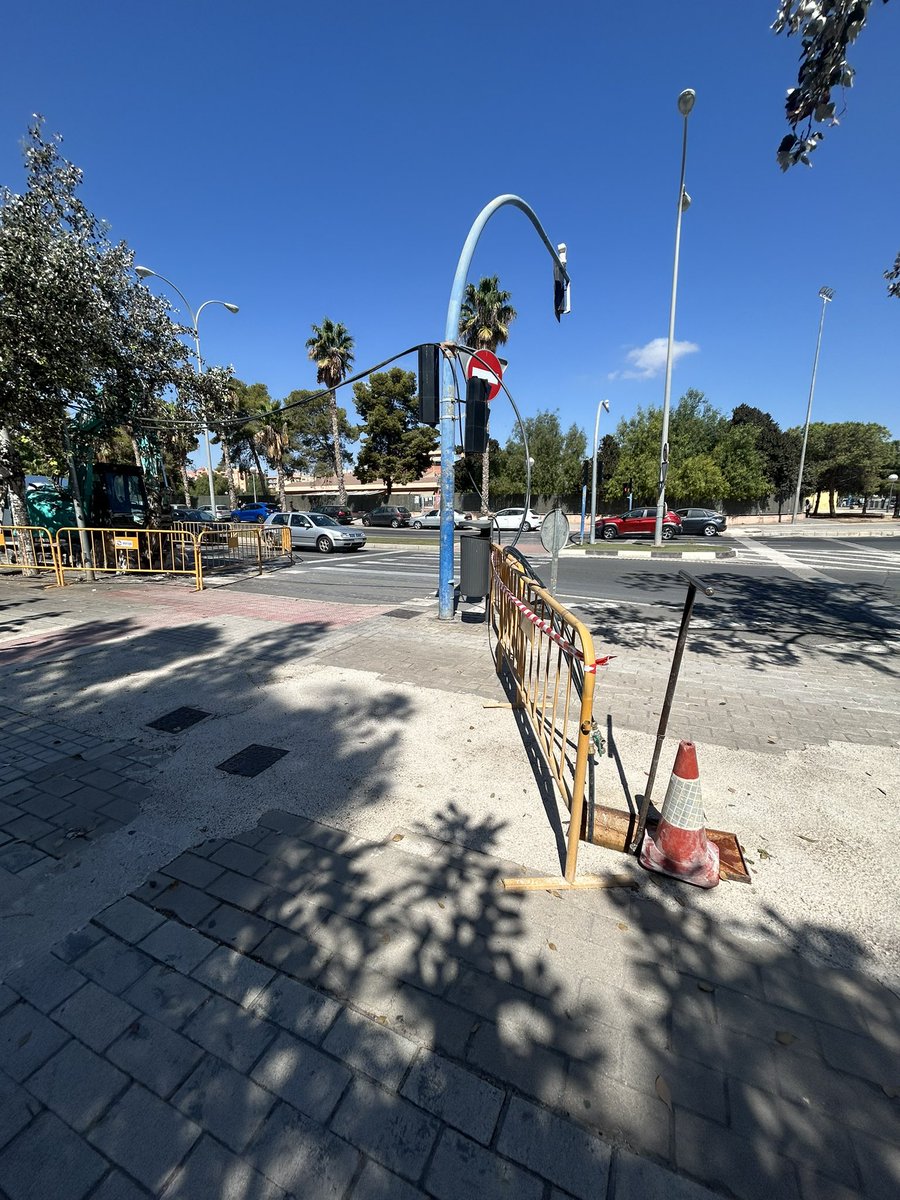 Macaarquitectos's tweet image. Creía que mi capacidad de asombro había llegado al límite. 
Pero cada día Alicante se supera.
Avenida Alcalde Lorenzo Carbonell esq Calle México.
¿Hay alguien al mando?
¿Dónde está el ayuntamiento?
Además de irse a China en dudosas compañías debería ocuparse de los ciudadanos.