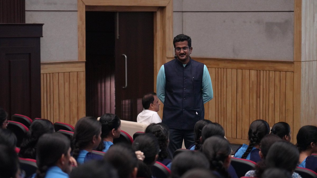 AlumniSsgmce's tweet image. 🚀 Day 9 | Session I | Orientation &amp;amp; Induction Programme 2025–26 (B.E./M.B.A  First Year)

 #IKS #IndianKnowledgeSystem #Spirituality #Engineering #Innovation #HolisticEducation #ModernGurukul #Mindfulness #Leadership #SelfRealization #PersonalGrowth