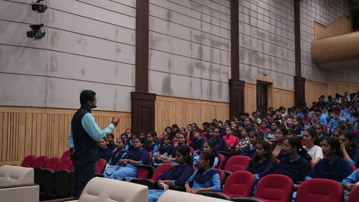 AlumniSsgmce's tweet image. 🚀 Day 9 | Session I | Orientation &amp;amp; Induction Programme 2025–26 (B.E./M.B.A  First Year)

 #IKS #IndianKnowledgeSystem #Spirituality #Engineering #Innovation #HolisticEducation #ModernGurukul #Mindfulness #Leadership #SelfRealization #PersonalGrowth