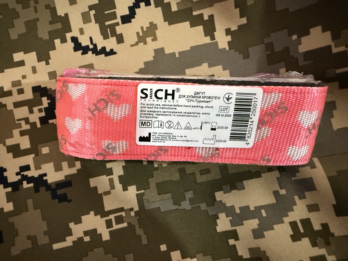 Шановне товариство!
Дозвольте привернути вашу увагу.
Що саме ви зараз споглядаєте?..
ЦЕ — СКАРБ 🥹✨

Високоповажне панство <a href="/SICHtourniqet/">Sich / Січ</a> здійснило неймовірне ☺️
Відтепер маємо рожеву версію — та ще й прикрашену сердечками 😌

Прошу оцінити, зафіксувати та поширити радість!