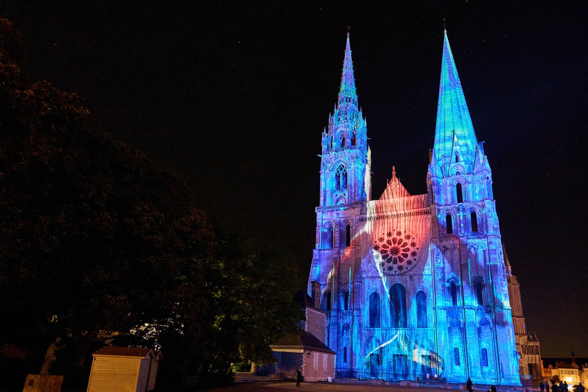 ChartresLumiere's tweet photo. 🤩 Rendez-vous demain à 21h devant la cathédrale pour découvrir la nouvelle scénographie de Chartres en lumières « BLEU – Miroir des hommes et du ciel » ! 🌀🐋 ► https://t.co/1BpAU4g6bY

#Chartresenlumieres #Chartres #illumination ​@villedechartres https://t.co/Y72JSBPT56