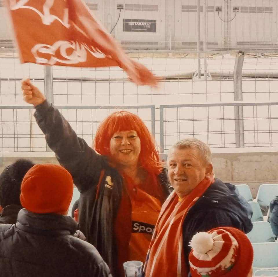 Scarletmarc's tweet photo. Nos Da Ang 😢

The Brightest Light who Traveled Everywhere for @scarlets_rugby 🇹🇷

Beautiful Lady - Thoughts are with Steve and Family https://t.co/im4VRd2CHS