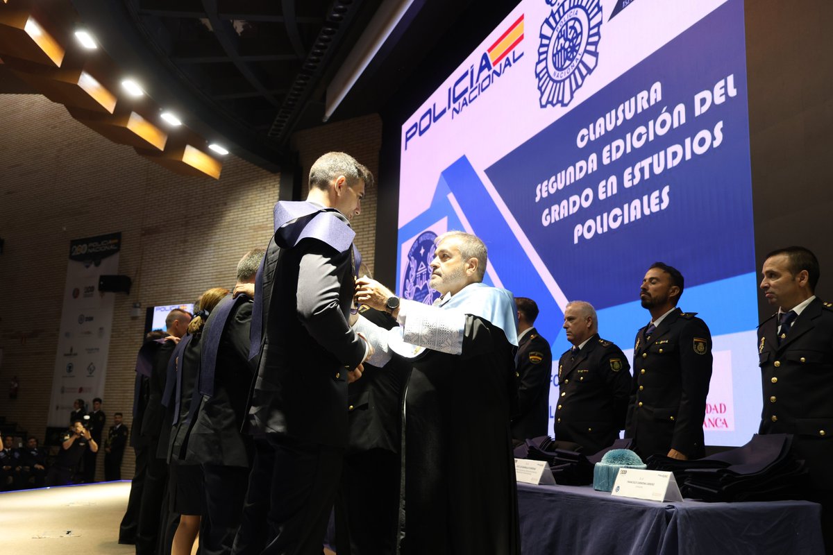 Policía Nacional (@policia) on Twitter photo 🎓El Consejo Rector nombra al nuevo director del Centro Universitario de Formación de la <a href="/policia/">Policía Nacional</a>
Asume el cargo el comisario principal jubilado, Agustín Alonso-Carriazo
Fue el jefe de la División de Personal (2017-2020) y ostentó el puesto de subdirector general de Recursos 🎓El Consejo Rector nombra al nuevo director del Centro Universitario de Formación de la <a href="/policia/">Policía Nacional</a>
Asume el cargo el comisario principal jubilado, Agustín Alonso-Carriazo
Fue el jefe de la División de Personal (2017-2020) y ostentó el puesto de subdirector general de Recursos