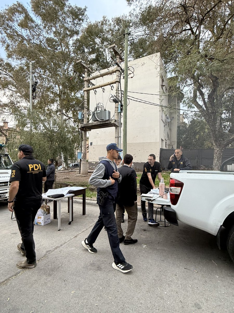 Operativos en b. San Martín por delitos vinculados a robos en Capital. Hay 7 detenidos, uno de ellos estaría vinculado al robo violento de la 6 sección (donde le disparan a una joven luego de robarle). Además hay 14 celulares secuestrados e importante cantidad de droga. <a href="/LVDiez/">LVDiez</a>