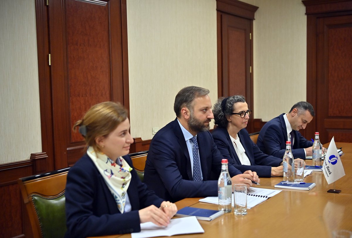 srcarmenia's tweet photo. Chairman of the SRC Eduard Hakobyan hosted @EBRD delegation led by Elisabetta Falcetti. They discussed ongoing projects on customs infrastructure #modernization and future #cooperation on capacity building. https://t.co/FDeCeBpzq8