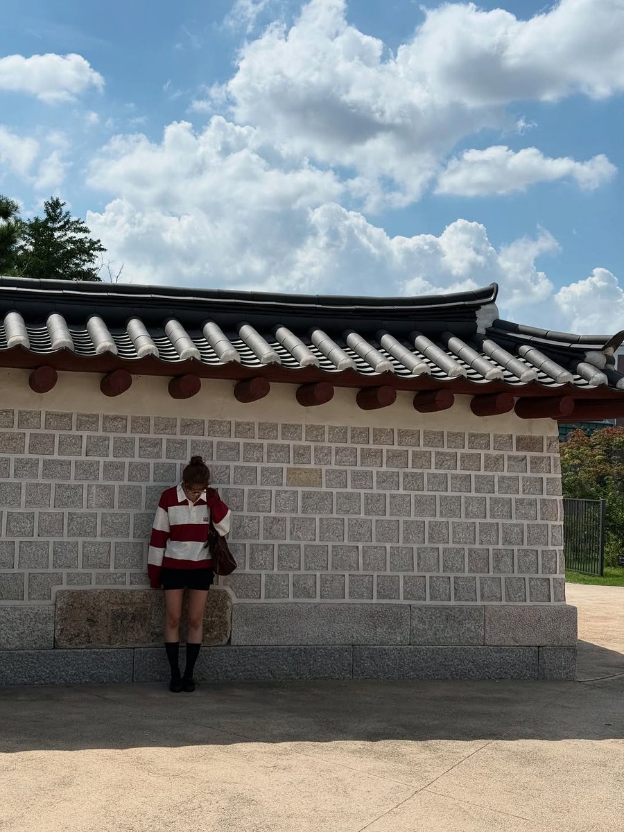 KSGUpdates's tweet photo. 250919 seulstagram update

"Seosunra-gil, Euljiro takeover 😋 @.hiseulgi_youtube"

🎶 CORTIS - FaSHioN

https://t.co/8aVPqBDCVC
#레드벨벳 #RedVelvet #슬기 #SEULGI @RVsmtown https://t.co/bFDeQV502t