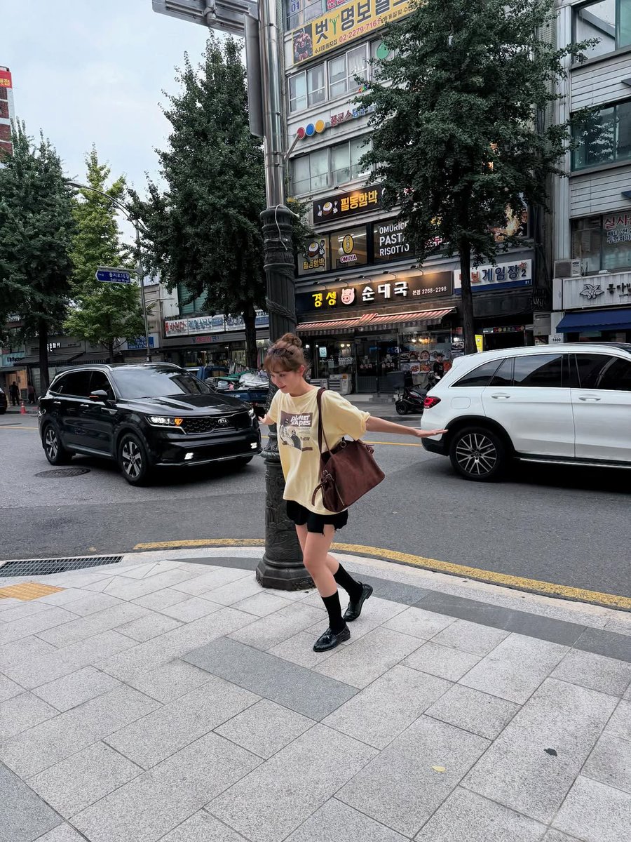 KSGUpdates's tweet photo. 250919 seulstagram update

"Seosunra-gil, Euljiro takeover 😋 @.hiseulgi_youtube"

https://t.co/8aVPqBDCVC
#레드벨벳 #RedVelvet #슬기 #SEULGI @RVsmtown https://t.co/KIya1eXYM5