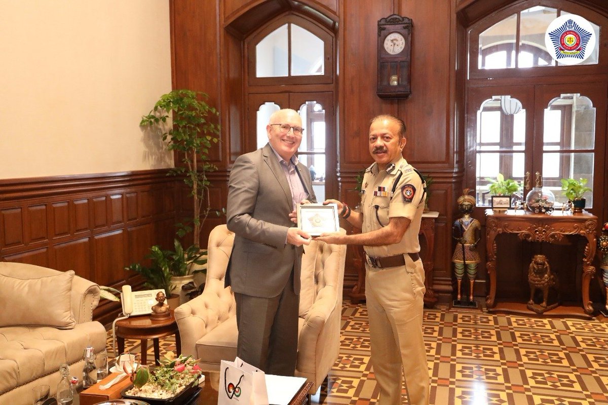 आज जर्मनीच्या फेडरल रिपब्लिकचे कॉन्सुल जनरल श्री. क्रिस्टोफ हॅलिअर आणि उप-कॉन्सुल जनरल श्री. क्रिस्टोफ रेंडटॉर्फ यांच्याशी उपयुक्त संवाद साधला. यावेळी आम्ही परस्पर सहकार्याचे मार्ग आणि समाज कल्याणावर चर्चा केली. 

<a href="/GermanyinMumbai/">German Consulate General Mumbai</a>