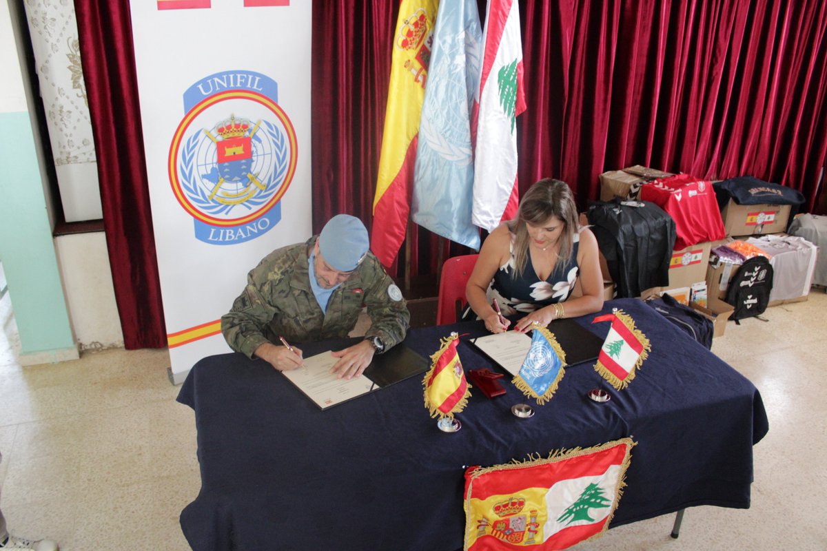 EMADmde's tweet photo. La Brigada Líbano XLIII de @UNIFIL entrega material escolar y deportivo, donado por entidades de las Islas Canarias, a las localidades de Deir Mimmes y Ain Arab. 
Un gesto solidario que refuerza el compromiso con el bienestar de la infancia  libanesa.

#MOPS @EjercitoTierra https://t.co/hA1CLVq0qi