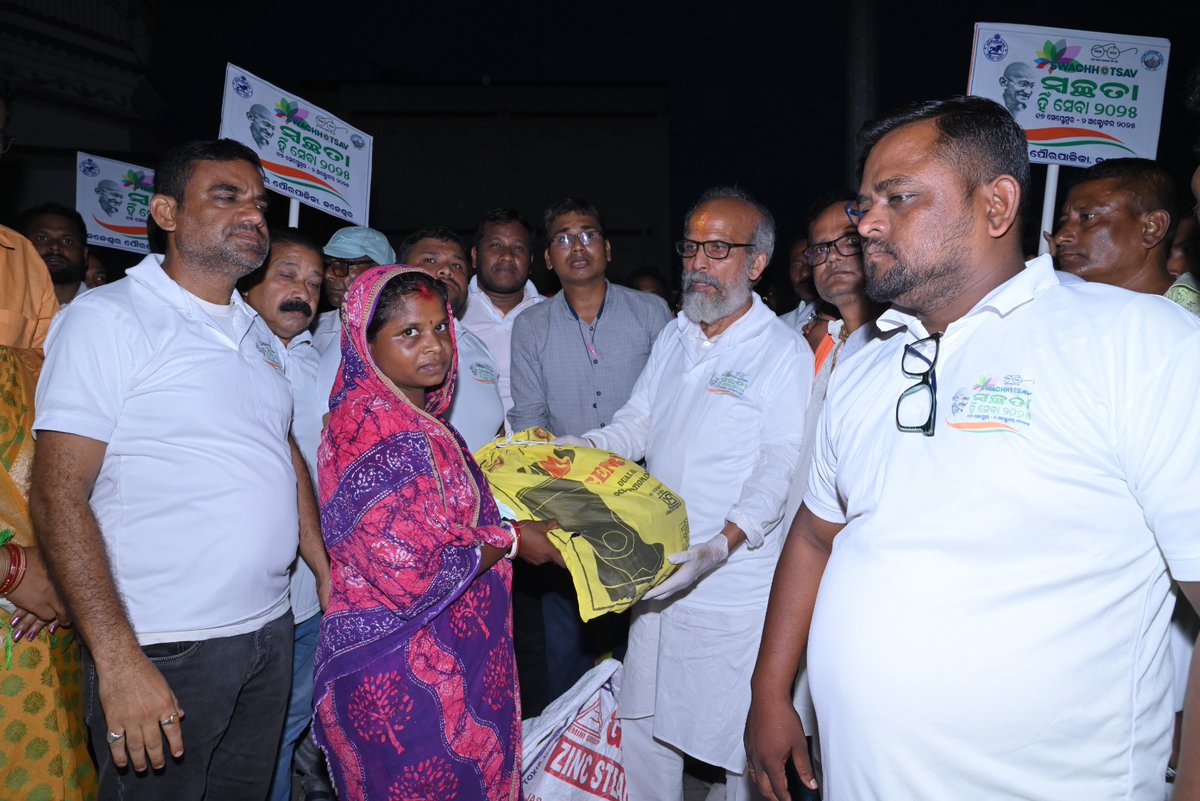 On Day-2 of SHS-2025  under the theme SWACHHOTSAV, the PPE kit has been distributed to core sanitation workers of Jaleswar Municipality by Hon'ble MP, Balasore in presence of all staff &amp; officers of Jaleswar Municipality and Block.
#SHS2025
#SwachhataHiSeva2025
#Swachhotsav