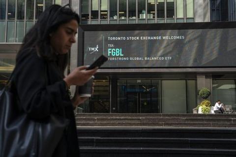 Rebalancing means buying and selling equities and fixed income, among other assets, to get back to the ideal mix of investments in a portfolio. But knowing how often or how much of the portfolio an investor should rejig can be trick tinybfs.com/t/qU4F6n