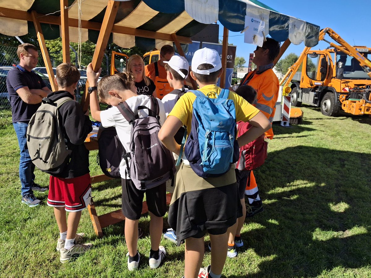 [DARS NA INCASTRI 2025] V petek, 19. septembra 2025, smo se  pridružili dogodku InCastra v Ajdovščini, kjer smo mladim predstavili pomen prometne varnosti in številne karierne priložnosti v naši organizaciji.

💡 Z interaktivnimi vsebinami smo ozaveščali o varnem vedenju v