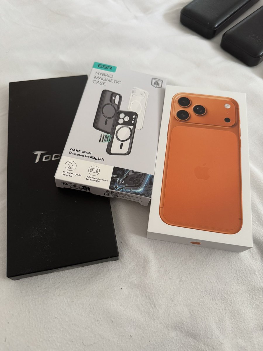 iRiTweets's tweet photo. Happy Friday, everyone… 🍊 

#NewPhoneFriday https://t.co/TULGxvaaN3