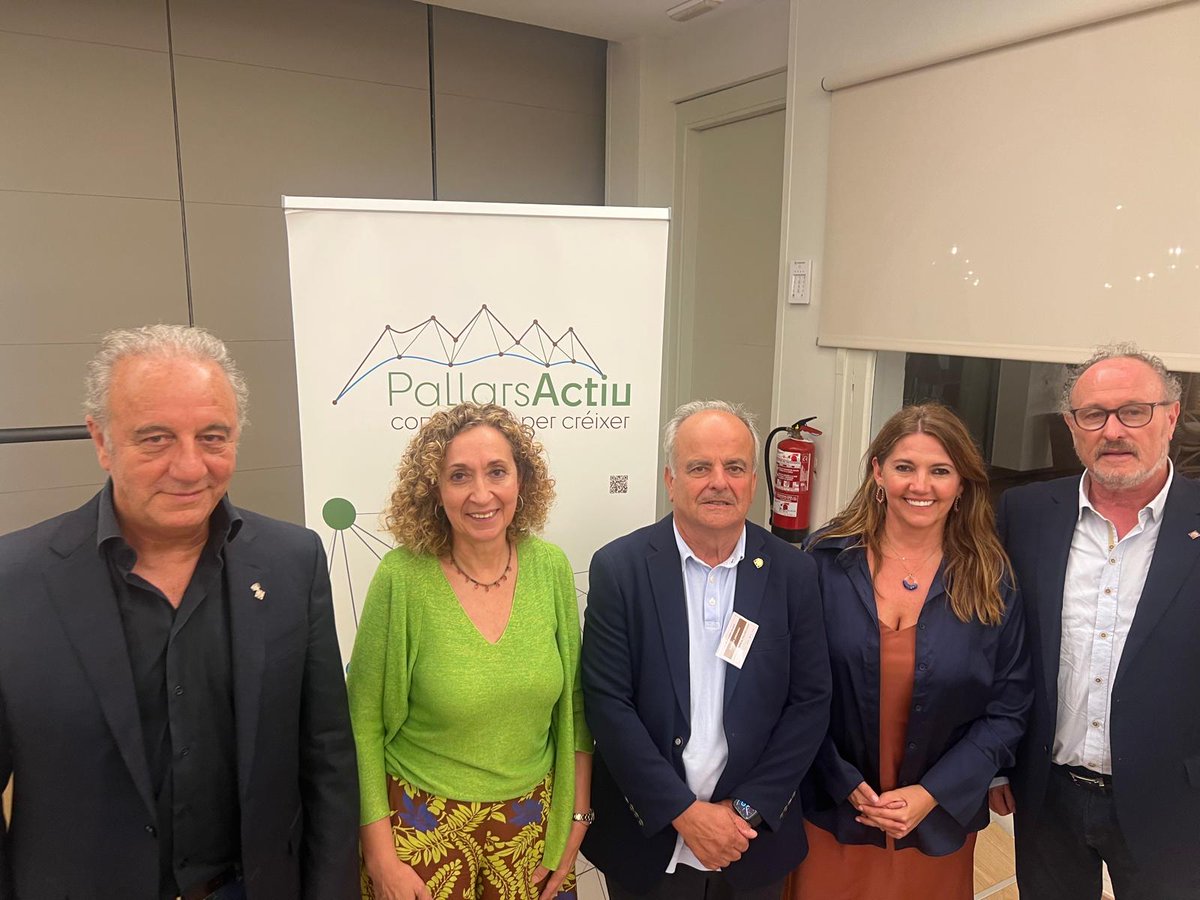ERCPirineu's tweet image. 📸 El diputat @BringueJosep ha participat junt amb la diputada @estercapella i els presidents comarcals del Pallars Sobirà i Jussà en la 🔟 Trobada Pallaresa Empresarial 💼 organitzada per @pallarsactiu sota el lema: lideratge, visió i territori‼️

#Pallars; #empresaris; #Pirineu