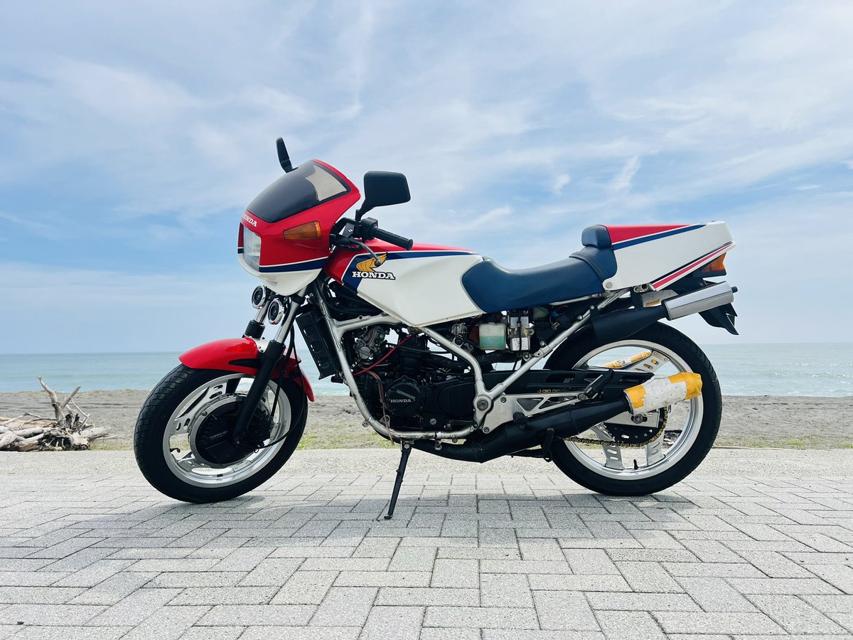 2t_project's tweet image. 石川県MVX250F整備状況です。
試運転問題ありませんでした！
吹け上がり、パワー絶好調です✨
FRフォークもOHしていい感じです♪
一本マフラーから煙出ないので、燃えてないのかなと思ったら、ダミーチャンバーでした😂
オーナー様、お待たせしました！
#mvx250f  #浜松のバイク屋
#2tproject  #3気筒