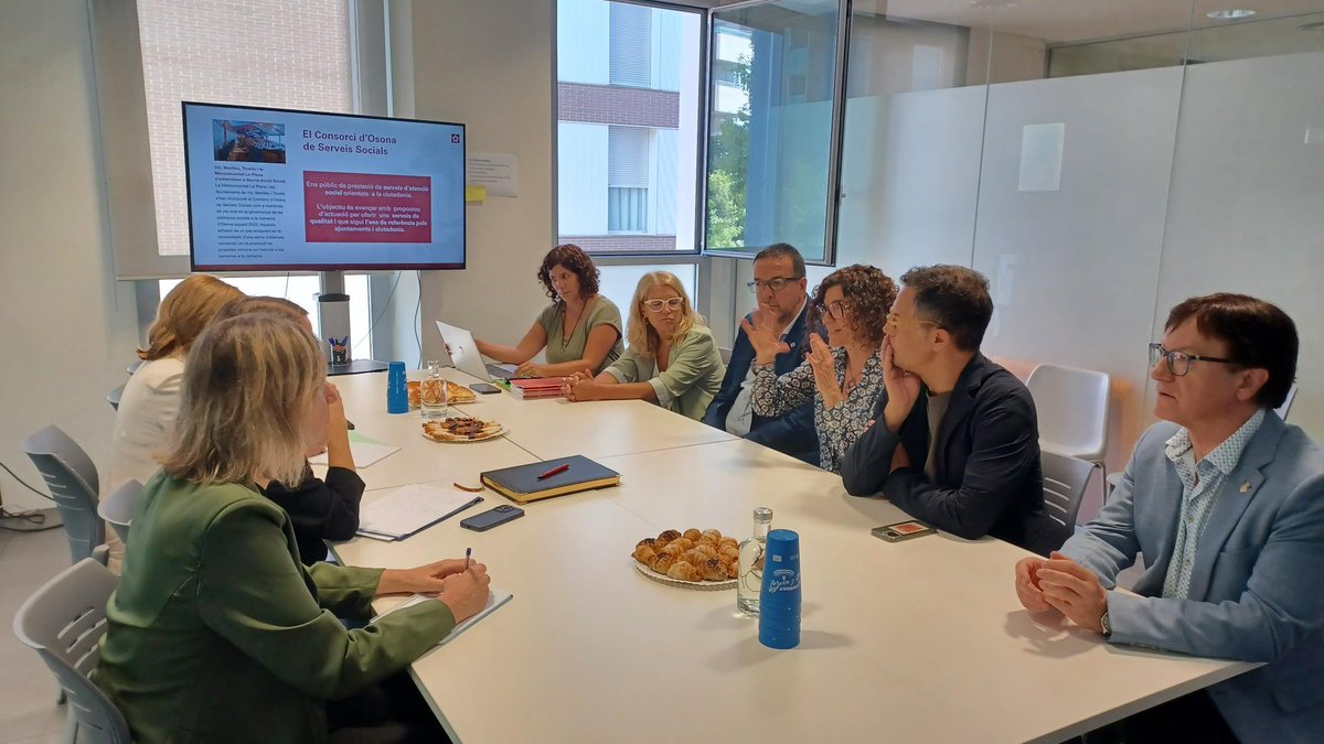 ConsellOsona's tweet photo. La consellera @monicambravo de @dsocialscat
ha visitat el @OsonaAccio i el seu Servei d’Orientació i Acompanyament a les Famílies (SOAF).
Un servei clau per reforçar el benestar familiar amb una mirada preventiva i comunitària.
#DretsSocials #SOAF #Osona https://t.co/18imXT0xRk