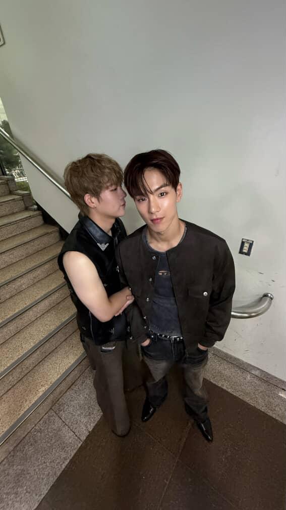 nunugomy's tweet image. shownu with his fave son jooheon 😭🥹