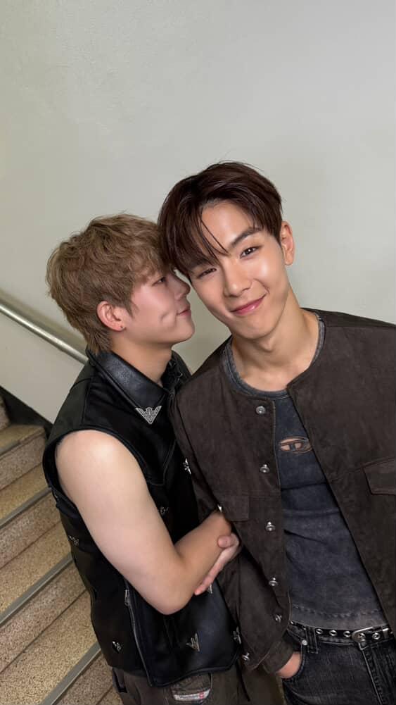nunugomy's tweet image. shownu with his fave son jooheon 😭🥹