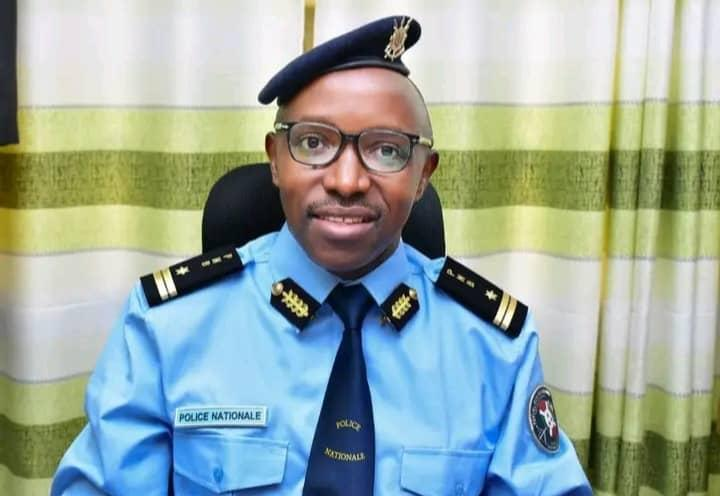 Ikiriho's tweet photo. 🇧🇮#Burundi #PNB👮

🔴Général Emmanuel Ndayiziga : expérience et stratégie pour l’Inspection Générale de la Police

Approuvé au @Burundi_senat jeudi 18 septembre, le Général de Brigade de police Emmanuel Ndayiziga est nommé vendredi 19 novembre par le Président @GeneralNeva au poste d'Inspecteur Général Adjoint de la @Burundi_Police. L'inspection général de la police (#IGP) est la plus haute instance dirigeante de la Police Nationale du Burundi, la #PNB. 

Il remplace le Général Major de police Christophe Manirambona, à ce poste depuis le 8 février 2019.

Pour connaître les rouages de la PNB, comme le fond de sa poche, le général de police Ndayiziga est un homme qu'il faut à la place qu'il faut. 

🔴Dans les hautes sphères de la PNB 

10 ans aux renseignements. Jusque-là, le Général de police Ndayiziga était Chef de cabinet au Service National des Renseignent (#SNR),  depuis 2020. 
 
Le 5 novembre 2015, il était appelé par feu le Président Nkurunziza pour diriger le Département de Renseignement Intérieur «#DRI au SNR 
https://t.co/JaqyWnnM6d

Précédemment, de 2013-2015, il était Commissaire Chargé de la Formation à la PNB.

De 2007 à 2013:  Chef de Bureau Spécial à la PNB; la 3ème personnalité car, en l’absence du DG et de son adjoint, il assurait l’intérim.

De 2006 à 2007. Officier supérieur au sein de la police, Emmanuel Ndayiziga était détaché pour être directeur de la prison centrale de #Mpimba, le plus grand établissement pénitentiaire du pays.  

Avant, en 2005, il était le commandant adjoint de l’Unité d’Appui à la Protection des Institutions.

🔴 Un parcours académique et professionnel solide

Que de formations suivies dans divers pays des cinq continents.  

En 2006. Formation en analyse de renseignements à #Kisangani en #RDC, préparée pour les pays de la Tripartite Plus à savoir la #RDCongo, le #Rwanda , l’#Uganda et le #Burundi.

2009 : Formation en investigation criminelle par la @FBI à l’International Law Enforcement (#ILEA) de #Gaborone-#Botswana🇧🇼.

2010: Formation des cadres supérieurs de police en management de la police à #Lyon en #France🇫🇷 , siège de l’@INTERPOL_HQ.

En 2012, l'actuel Inspecteur Général Adjoint de la PNB  participait dans un séminaire de hauts cadres de la police à l’Institut de Police de Jurbise #Mons en #Belgique🇧🇪 sur la planification stratégique et gestion du changement.

En  ⁠2014, dans l'Hexagone, à #Paris, Emmanuel Ndayizeye faisait  partie d’un comité restreint de rédaction du "Guide d'implantation de police de proximité des pays francophones"