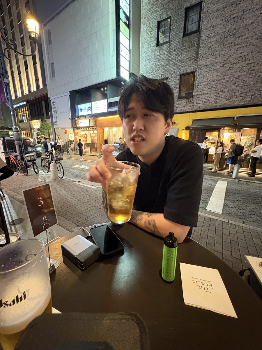 タトゥー入ってるのに

飲んでるのソフドリです（げこ）

建築系の社長です

P1に行きたいのに、ジェノストナメ待機組です