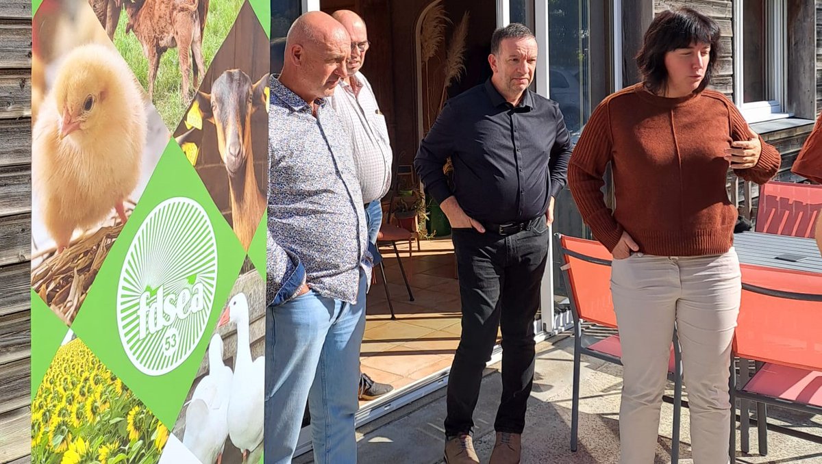 fdsea53's tweet photo. [#Syndical] Ce matin, à #parnésurroc, Pascal Reauté, pdt de la section 🐎 @fdsea53 accueillait Denis Vallée du #GDS53, #PascalVivien, coprésident de la #FNC et @Bannier_G députée de @lamayenne, pdte du groupe 🐎 à @AssembleeNat. Echanges sur enjeux et perspectives de la filière. https://t.co/mVU3R3W8EM