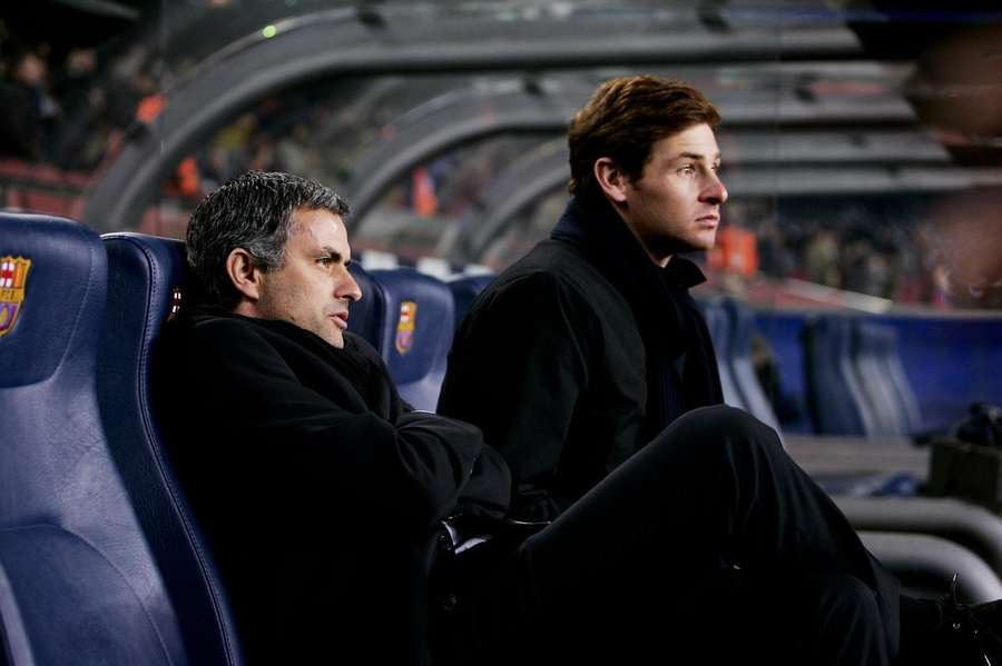 A homenagem a José Mourinho no Dragão não nasceu do acaso. 

Foi ideia de André Villas-Boas, que se mostrou sensibilizado ao ver o seu “professor” tão distante do que em tempos foi. Um gesto de respeito, mas também de tristeza: a imagem de um gigante acabado. 

Os aplausos que