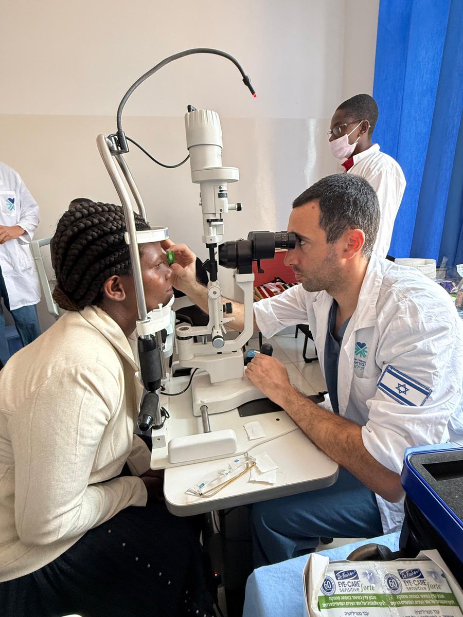 IsraelinItaly's tweet image. Una delegazione israeliana dell&apos;ospedale Ichilov ha curato oltre 3000 persone a Gitega, in Burundi, offrendo trattamenti di pediatria, ginecologia, oculistica e altro ancora, e ha donato attrezzature mediche.

I pazienti hanno sventolato bandiere israeliane in onore dell&apos;amicizia…