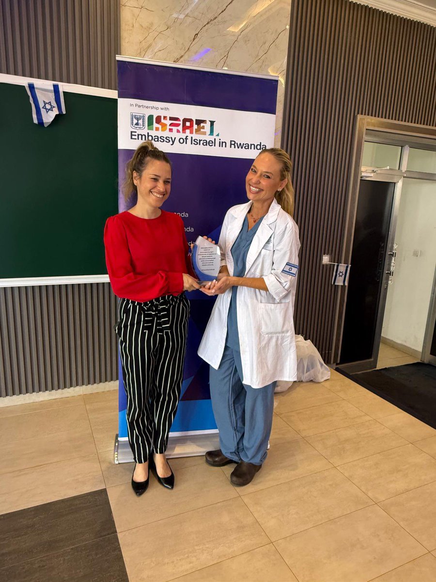 IsraelinItaly's tweet image. Una delegazione israeliana dell&apos;ospedale Ichilov ha curato oltre 3000 persone a Gitega, in Burundi, offrendo trattamenti di pediatria, ginecologia, oculistica e altro ancora, e ha donato attrezzature mediche.

I pazienti hanno sventolato bandiere israeliane in onore dell&apos;amicizia…