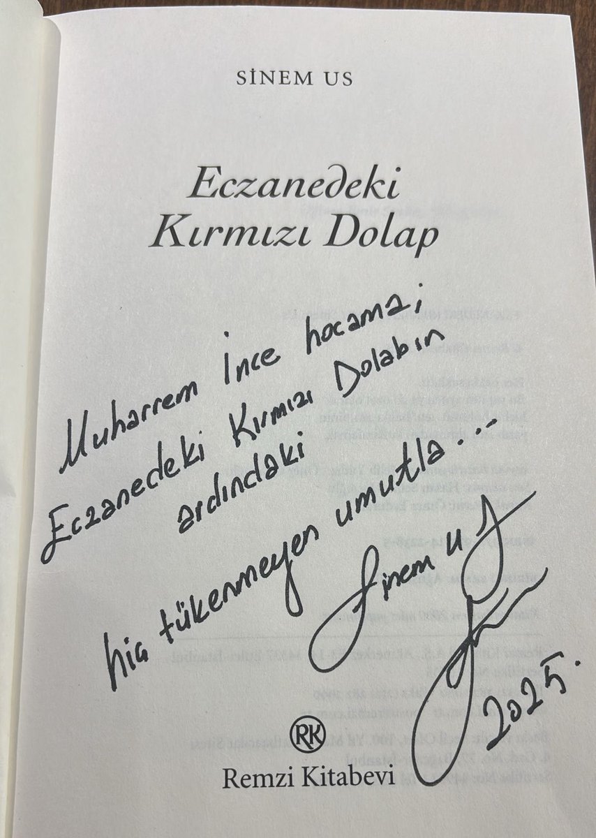 vekilince's tweet photo. Lisede fizik anlattığım bir öğrencim, Eczacılık Fakültesi’ni kazanmıştı. Şimdi ise “Eczanedeki Kırmızı Dolap” kitabını yazmış ve imzalayarak bana da göndermiş. Öğretmeni olarak gurur duydum, mutlu oldum. Öğretmenlik gurur duyduğum bir meslek. “Fikri hür, vicdanı hür, irfanı hür” nesiller yetiştiren tüm öğretmen meslektaşlarıma selam olsun.