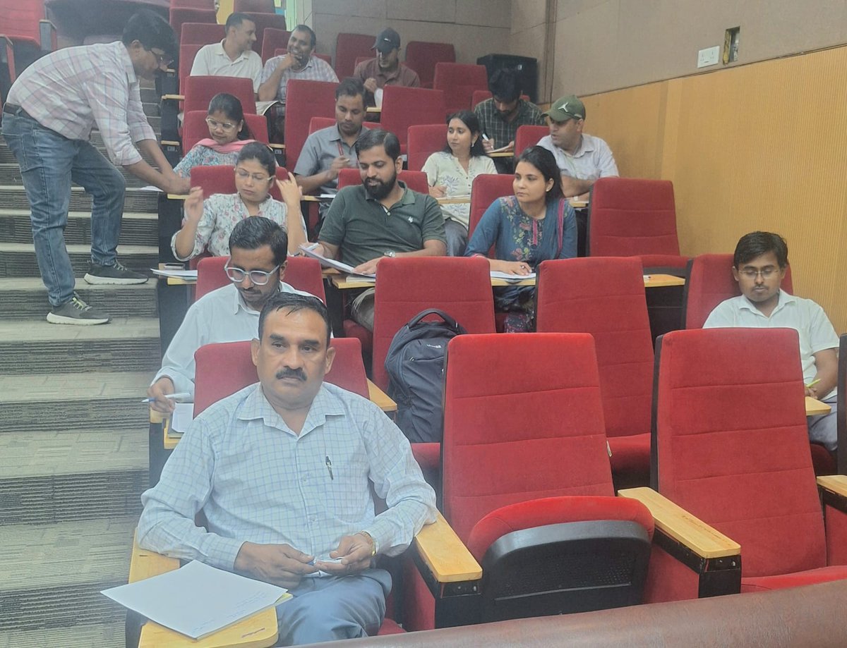 राजभाषा नियमों का अनुपालन करते हुए दिल्ली पब्लिक लाइब्रेरी में हिंदी पखवाड़े के दौरान राजभाषा संबंधी विविध प्रतियोगिताएं आयोजित की जा रही है। इसी क्रम में दिनांक 19.09.2025 को लाइब्रेरी के एम.टी.एस. कर्मचारियों के लिए हिंदी श्रुतलेखन प्रतियोगिता का आयोजन किया गया |