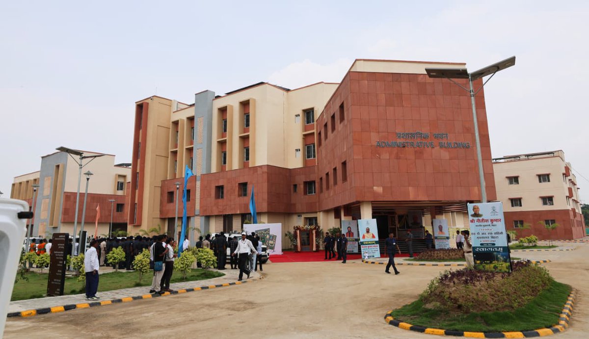 माननीय मुख्यमंत्री श्री नीतीश कुमार जी ने आज पटना जिला के बिहटा स्थित राज्य आपदा रिस्पॉन्स बल (SDRF) वाहिनी मुख्यालय के नवनिर्मित भवन का उद्घाटन किया। उद्घाटन के पश्चात माननीय मुख्यमंत्री जी ने भवन एवं परिसर का निरीक्षण किया और वहां की व्यवस्थाओं की जानकारी ली।