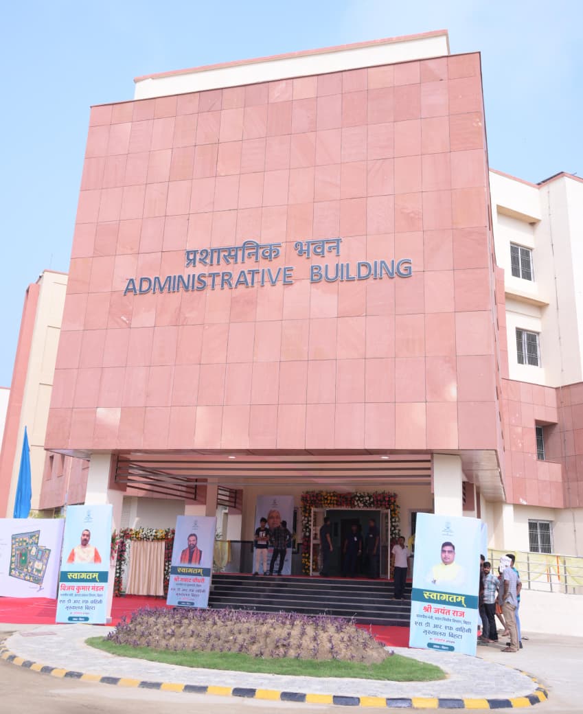 इस अवसर पर माननीय मुख्यमंत्री जी ने राज्य आपदा रिस्पॉन्स बल द्वारा बाढ़ एवं अन्य आपदाओं के समय किए जाने वाले कार्यों की सराहना करते हुए विस्तृत जानकारी प्राप्त की। उन्होंने वहां लगाई गई प्रदर्शनी का अवलोकन किया तथा आपदा के समय उपयोग किए जाने वाले उपकरणों की के बारेमें जानकारी ली।