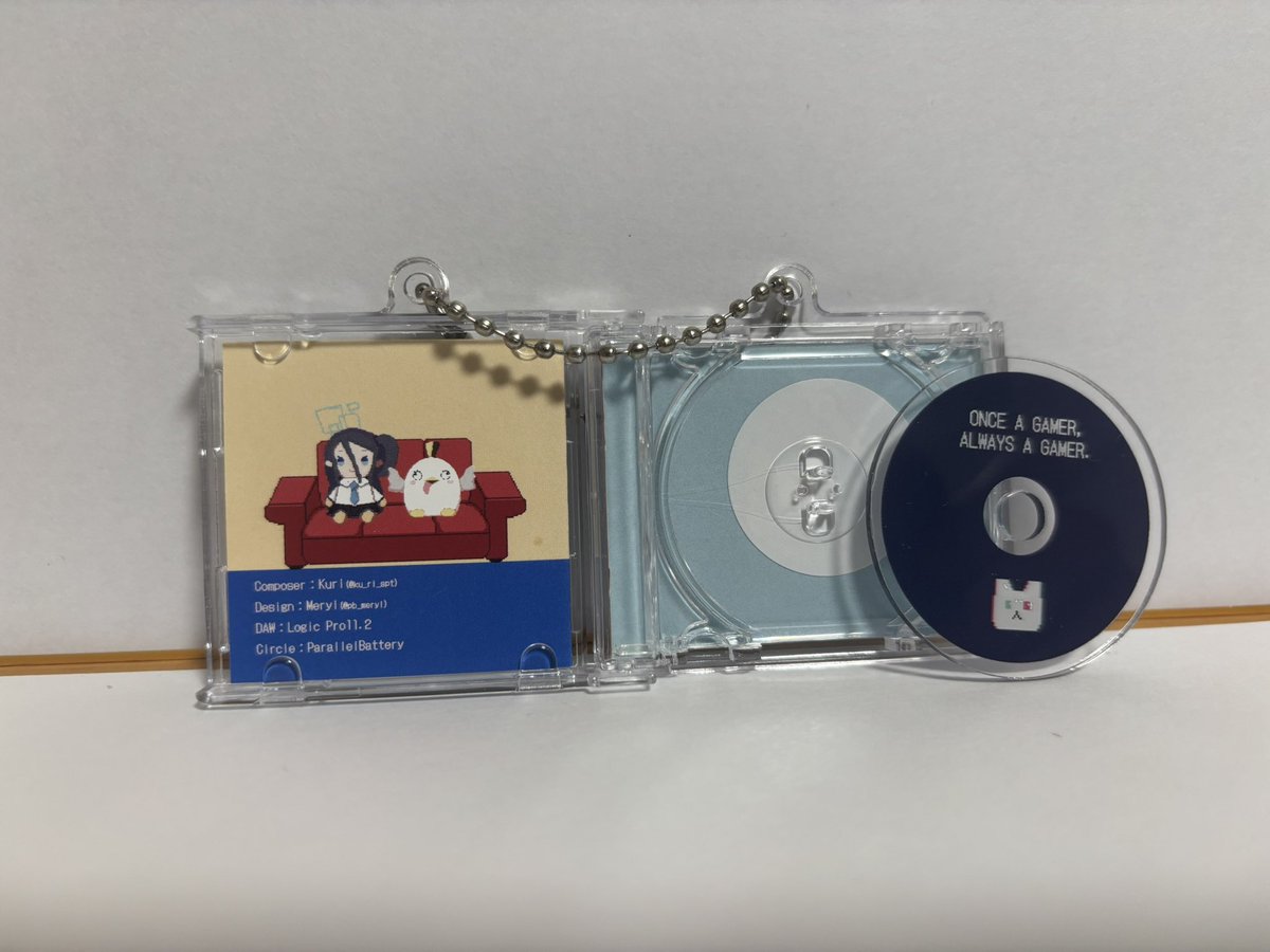 pb_meryl's tweet photo. 明日GDD2で頒布するCD風ミニキーホルダーが届いたので実物画像貼ります！
スマホでかざすだけで曲聴けます！
一応歌詞カード内にQR入ってるんで最悪そこからでも！

ちゃんとぽくなってて安心
当日よろしくお願いします！

 #GDD2 https://t.co/CjEs25NzOZ