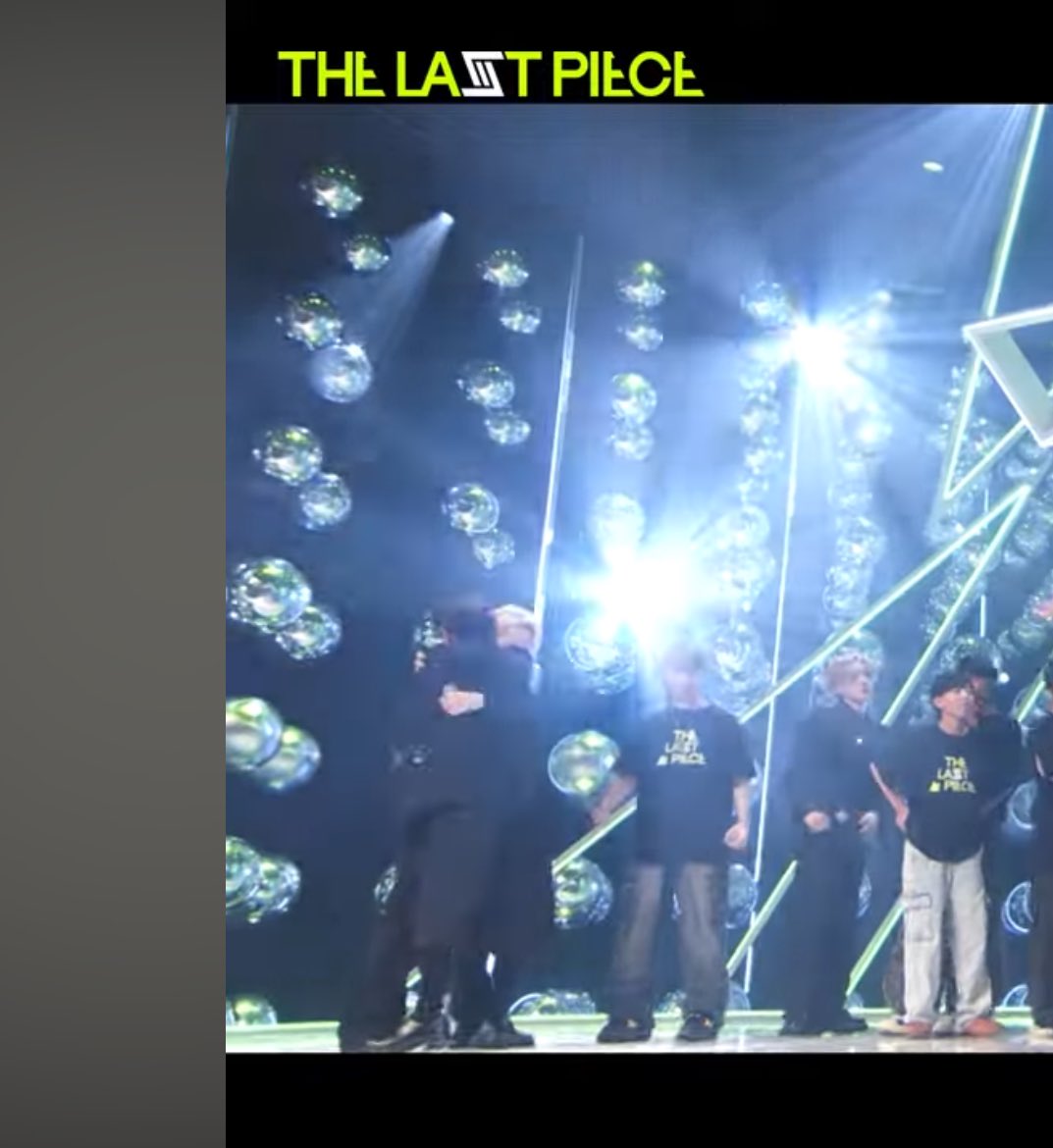 nc_foz's tweet image. この端っこ、抱き合ってるのゴイライじゃない？？このシーン泣けた、、、無理無理無理ヲタクが死ぬ #THELASTPIEACE   #ラスピ  #ライキ