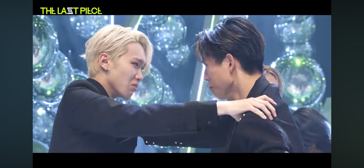 nc_foz's tweet image. この端っこ、抱き合ってるのゴイライじゃない？？このシーン泣けた、、、無理無理無理ヲタクが死ぬ #THELASTPIEACE   #ラスピ  #ライキ