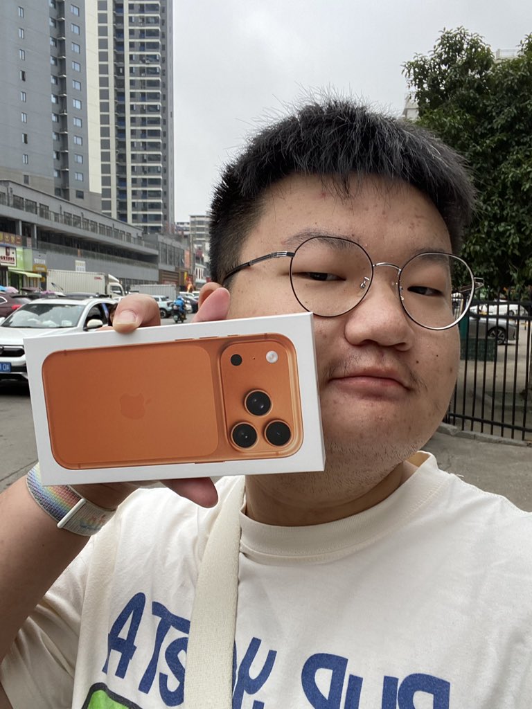 是谁在今天拥有了iPhone17 Pro Max
（这张照片超喜欢 本来不打算放推的，但是想了想还是想分享一下🥰）